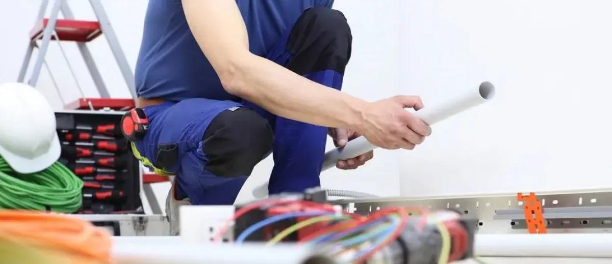 کارگر ساده برای سیم کشی