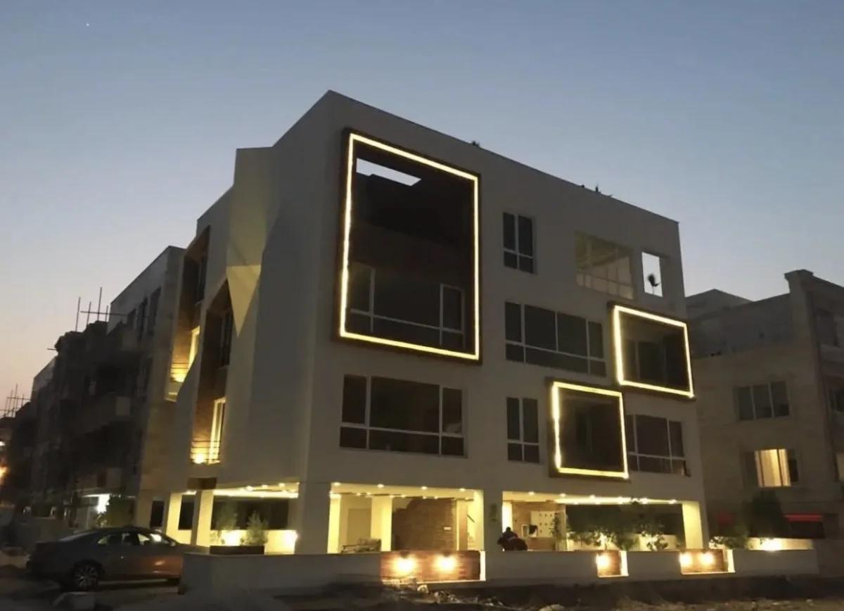 غرفه درخت سبز همکف داخل بازارچه