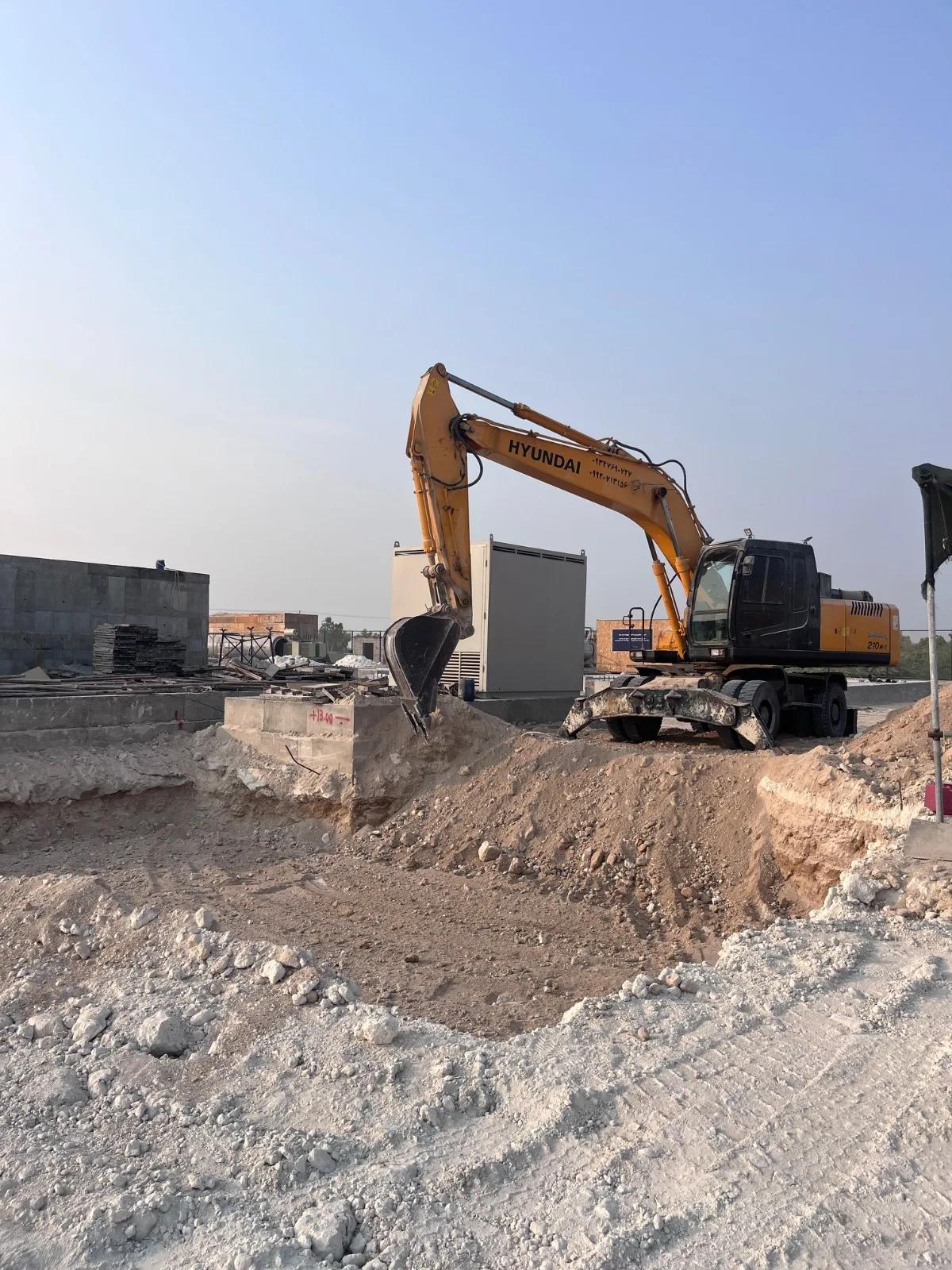 اجاره بیل مکانیکی چرخ لاستیکی به همراه پاکت یک‌متری شصت سانتی و پیکور